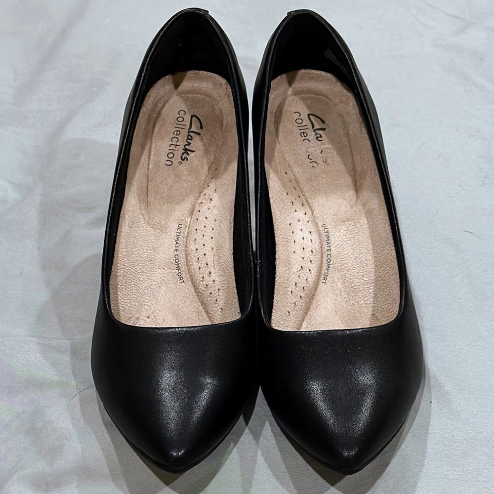 Clarks low heel pump. Black size 10